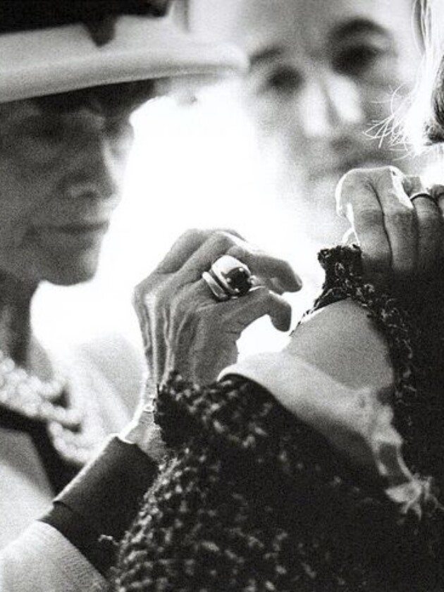 Admirável look novo: A história da jaqueta Chanel Coco Chanel com modelo.