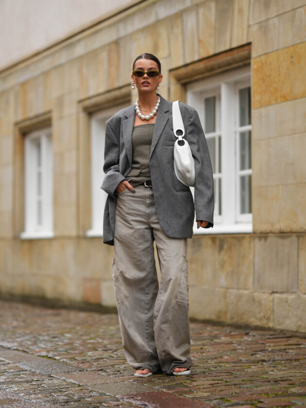 5 tendências de jeans para além do básico jeans oversized acinzentado é usado com blazer cinza e tomara que caia da mesma cor