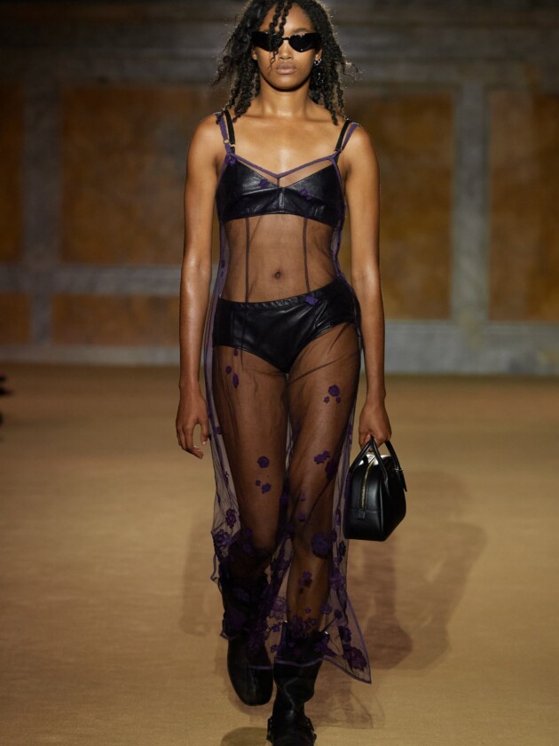 NYFW verão 2024: 10 tendências e mais uns pitacos Look tendência da NYW verão 2024.