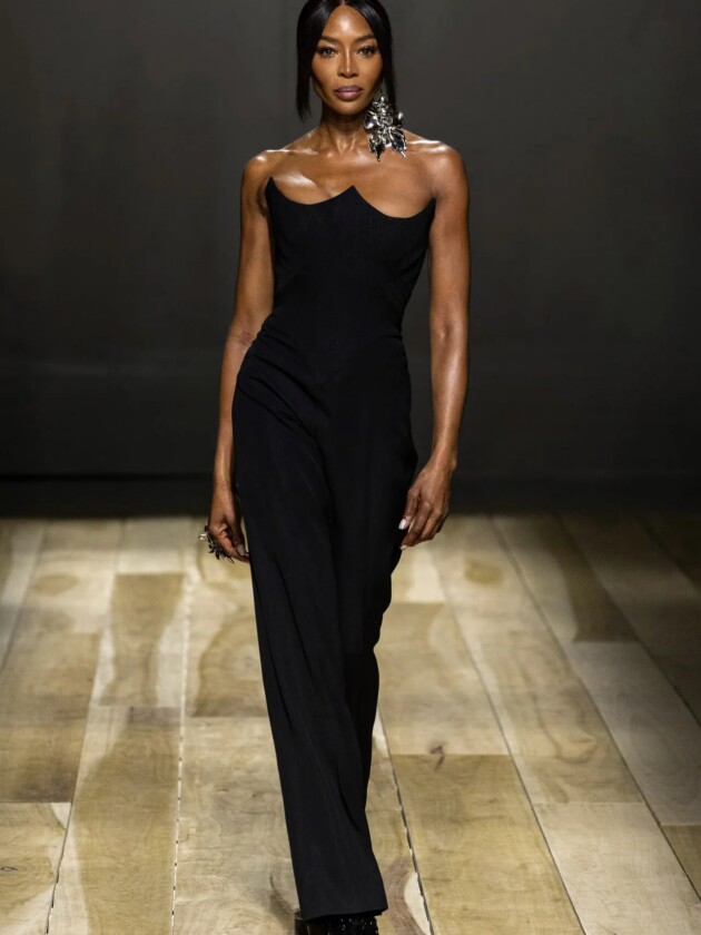 Do macro ao míni, veja as principais tendências do inverno 2023 Naomi no desfile de inverno 2023 da Alexander McQueen, na Paris Fashion Week.