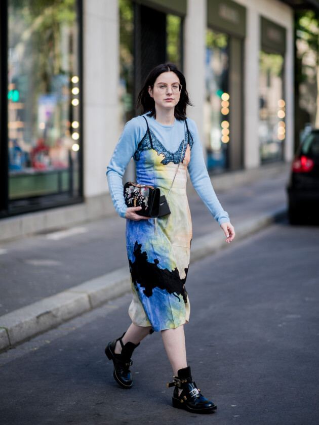 7 ideias para atualizar o slip dress neste inverno Slip dress estampado com detalhes de renda preta é usado com camiseta de mandas longas
