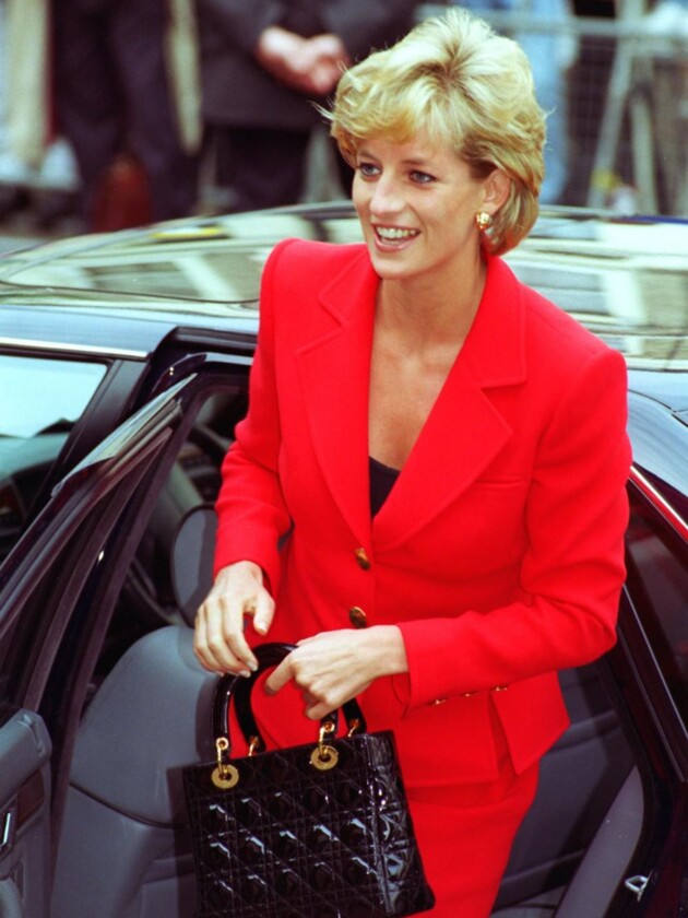 26 anos de par perfeito: conheça a história da bolsa Lady Dior Princesa Diana com sua bolsa Lady Dior
