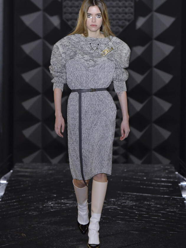 Do macro ao míni, veja as principais tendências do inverno 2023 Modelo no desfile de inverno 2023 da Louis Vuitton, na Paris Fashion Week.