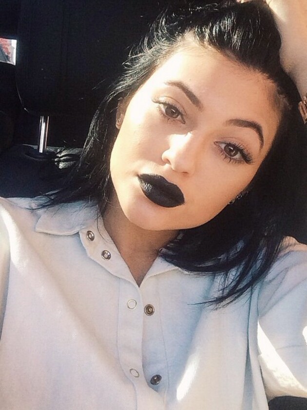A evolução do estilo de Kylie Jenner Kylie Jenner com batom escuro e cabelo preto em foto do Instagram de 2014