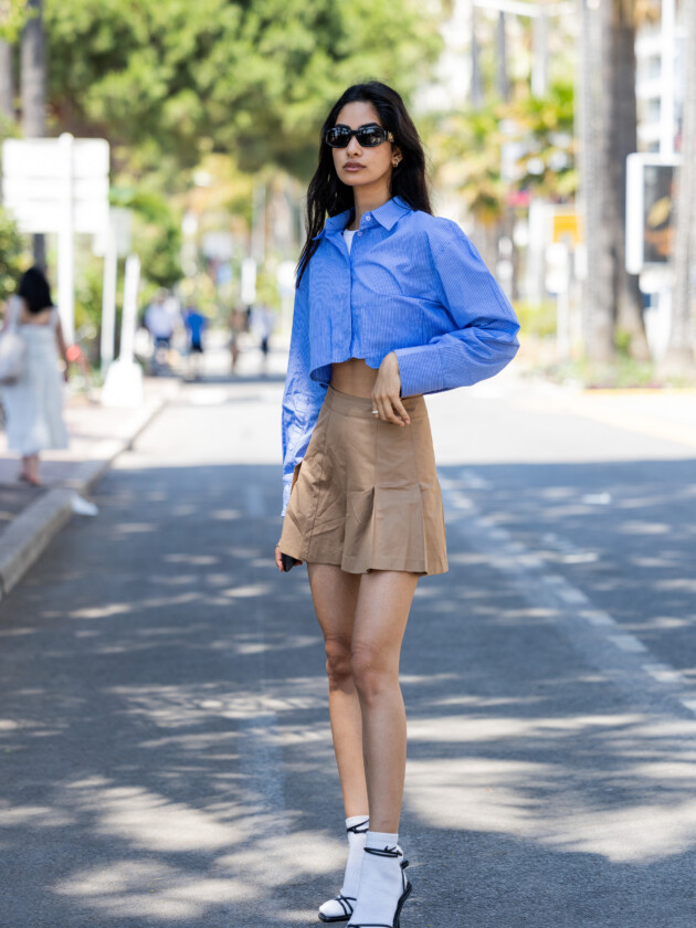 Como usar meias para tirar seu look do básico Como atualizar o look com meia: combine meia branca esportiva com sandália preta de tiras finas