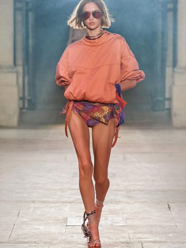 No verão 2022, Isabel Marant vai a praia