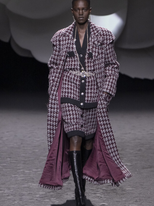 O boom dos conjuntos na moda: 10 estilos para ficar de olho A tendência dos conjuntos femininos: Chanel apresenta tailleur rosa, roxo e branco com jaqueta comprida em seu inverno 2023