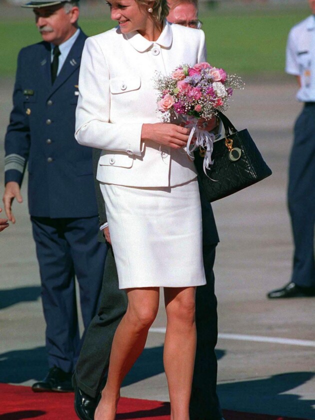 26 anos de par perfeito: conheça a história da bolsa Lady Dior Princesa Diana com sua bolsa Lady Dior