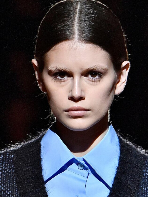 Sobrancelhas descoloridas: tá on! A top Kaia Gerber de sobrancelhas apagadas no desfile de inverno 2019 da Prada.
