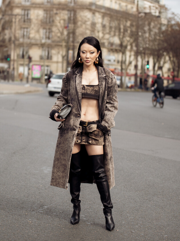 O boom dos conjuntos na moda: 10 estilos para ficar de olho A tendência dos conjuntos femininos: Jessica Wang usa conjunto da miu miu de couro com minissaia, jaqueta longa e top cropped