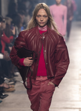 Os principais casacos e jaquetas do próximo inverno Isabel Marant apresenta jaqueta motorcycle vermelha em sua coleção de inverno 2023