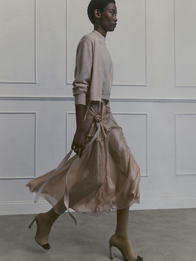 Essa bota polêmica de 2010 está de volta. Será que a moda pega? Bota polêmica com cano alto justo e dedos à mostra aparece no resort 2024 da Victoria Beckham