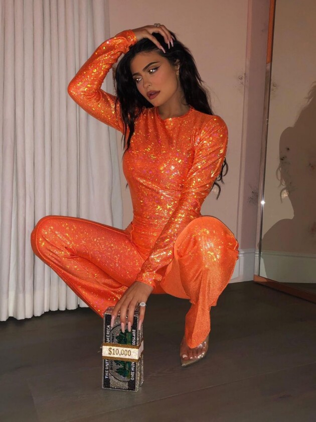 A evolução do estilo de Kylie Jenner Kylie Jenner usa macacão laranja com brilhos