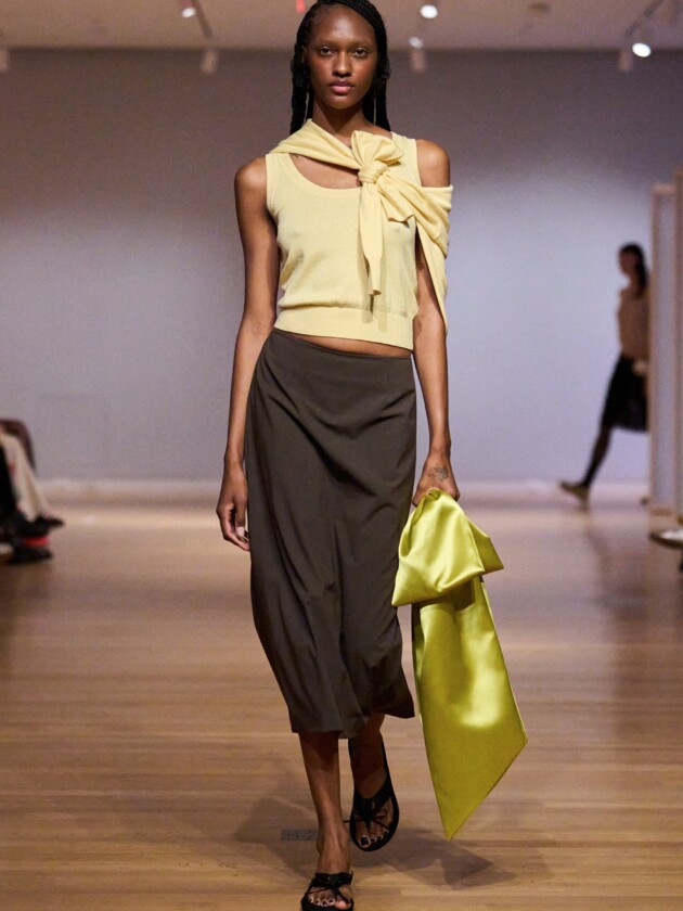 NYFW verão 2024: 10 tendências e mais uns pitacos Look tendência da NYW verão 2024.