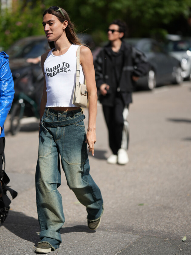 5 tendências de jeans para além do básico Calça jeans com fundo esverdeado é usado com regata com dizeres