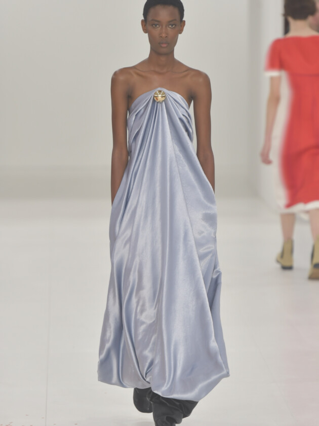 Do macro ao míni, veja as principais tendências do inverno 2023 Modelo no desfile de inverno 2023 da Loewe, na Paris Fashion Week.