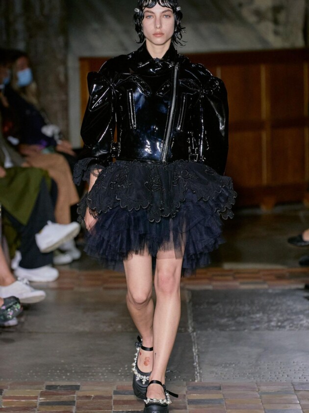Comemorando 10 anos de marca, Simone Rocha aborda maternidade em desfile