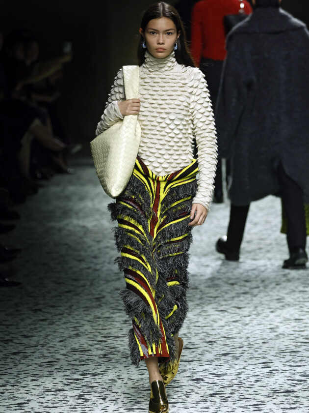 Do macro ao míni, veja as principais tendências do inverno 2023 Modelo no desfile de inverno 2023 da Bottega Veneta, na Milan Fashion Week.