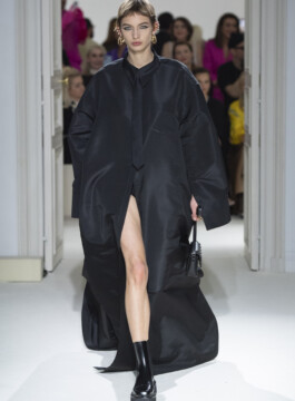 Os principais casacos e jaquetas do próximo inverno Valentino apresenta jaqueta bomber alongada, com comprimento até os tornozelos