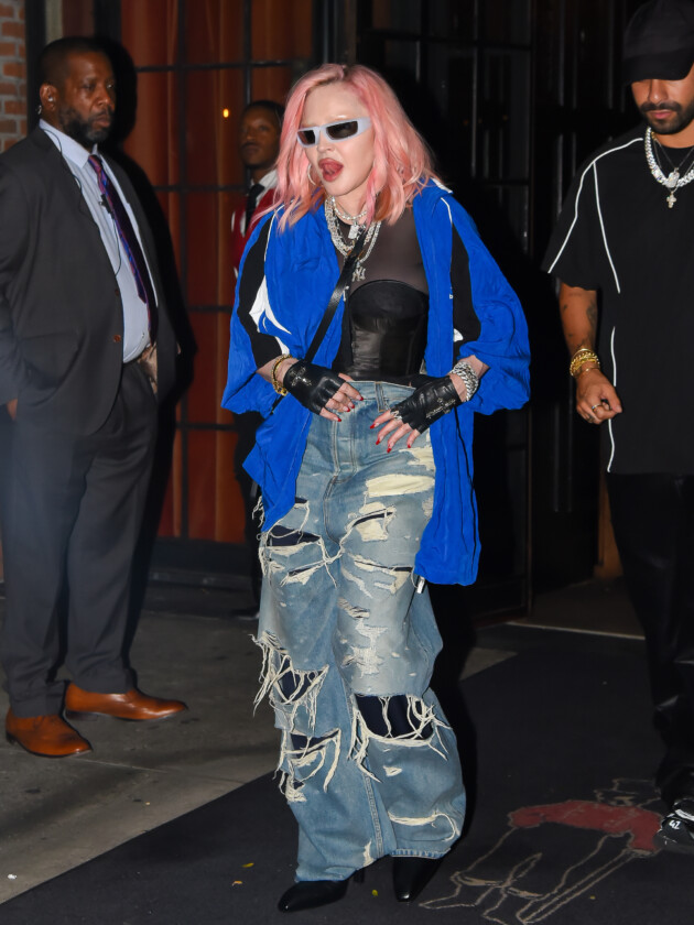 6 tendências de agora que Madonna adiantou décadas atrás Madonna usa calça jeans oversized com rasgos e jaqueta esportiva em passeio por nova yorka