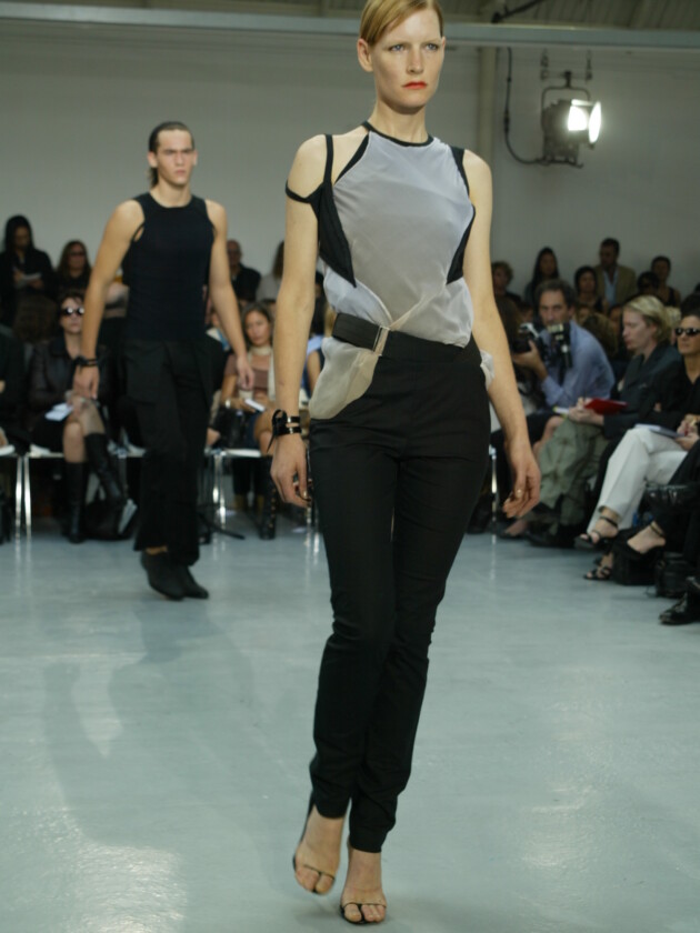 Helmut Lang e a reinvenção do casual Modelo desfila com blusa com recortes no desfile de Helmut de Primavera 2023