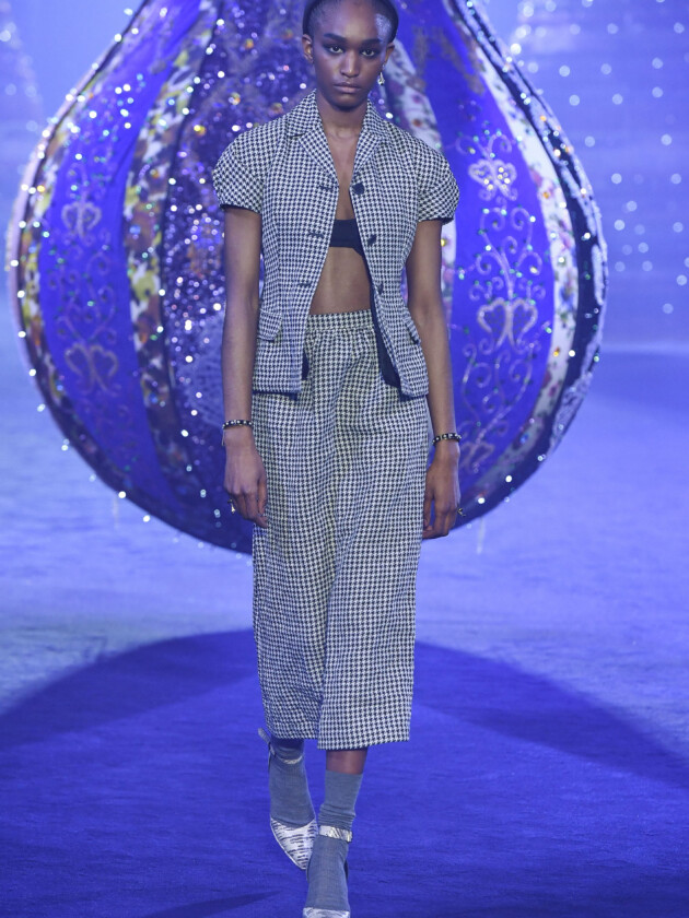 Como usar meias para tirar seu look do básico A coleção de inverno 2023 da Dior apresenta proposta de salto usado com meia cinza