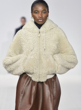 Os principais casacos e jaquetas do próximo inverno Casaco peludinho estilo moletom aparece no desfile de inverno 2023 da Chloé
