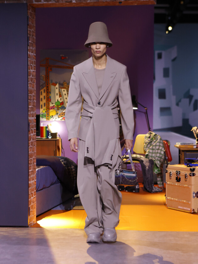 Os principais assuntos, tendências e coleções da semana de moda masculina de Paris Modelo no desfile de moda masculina inverno 2023 da Louis Vuitton, na Paris Fashion Week.