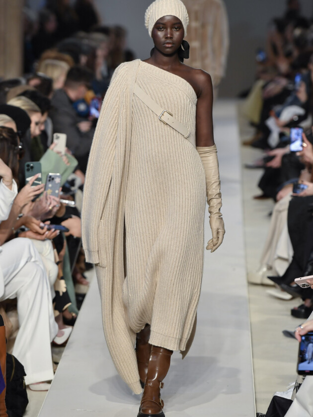 Do macro ao míni, veja as principais tendências do inverno 2023 Modelo no desfile de inverno 2023 da Max Mara, na Milan Fashion Week.