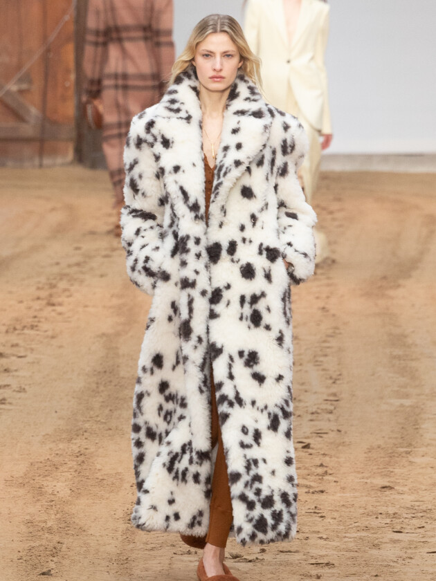 Do macro ao míni, veja as principais tendências do inverno 2023 Modelo no desfile de inverno 2023 da Stella MCcartney, na Paris Fashion Week.