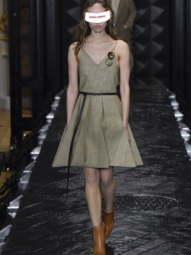 Do macro ao míni, veja as principais tendências do inverno 2023 Modelo no desfile de inverno 2023 da Louis Vuitton, na Paris Fashion Week.