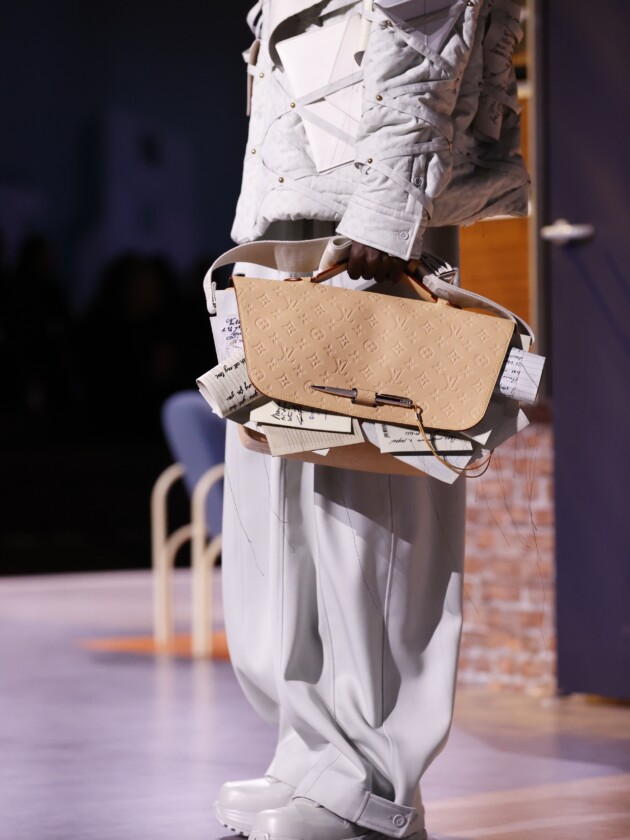 Os principais assuntos, tendências e coleções da semana de moda masculina de Paris Modelo no desfile de moda masculina inverno 2023 da Louis Vuitton, na Paris Fashion Week.