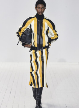 Os principais casacos e jaquetas do próximo inverno Modelo da Chloe usa jaqueta bomber de couro com listras amarelas, pretas e brancas