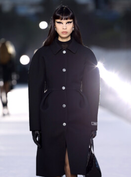 Os principais casacos e jaquetas do próximo inverno Versace apresena casaco volumoso com cintura marcada no desfile de inverno 2023