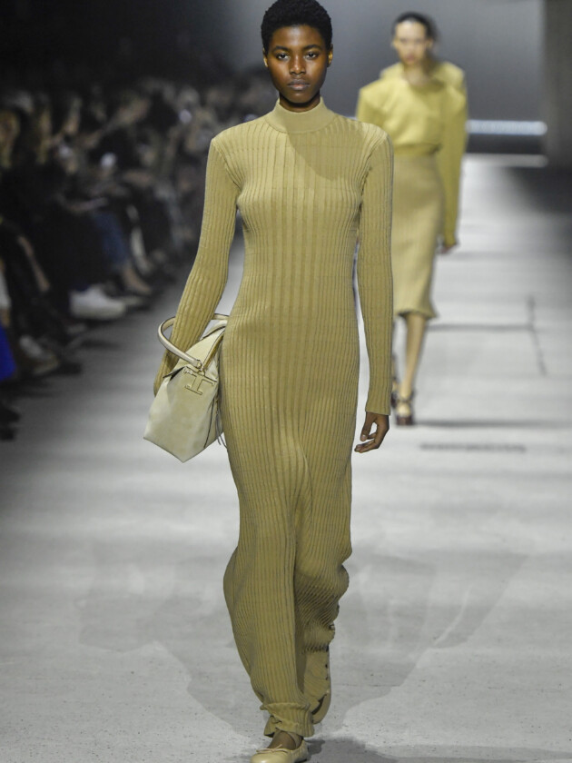 Do macro ao míni, veja as principais tendências do inverno 2023 Modelo no desfile de inverno 2023 da Tod's, na Milan Fashion Week.