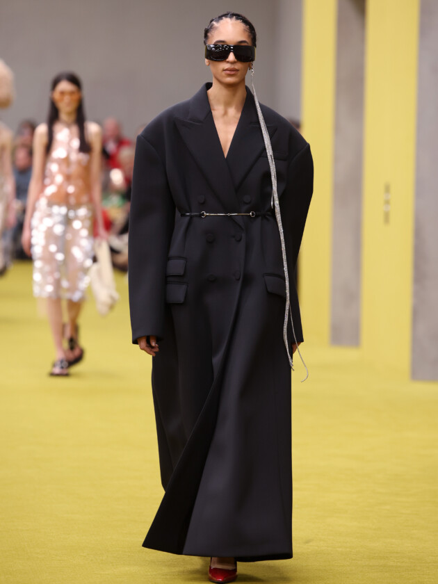 Do macro ao míni, veja as principais tendências do inverno 2023 Modelo no desfile de inverno 2023 da Gucci, na Milan Fashion Week.