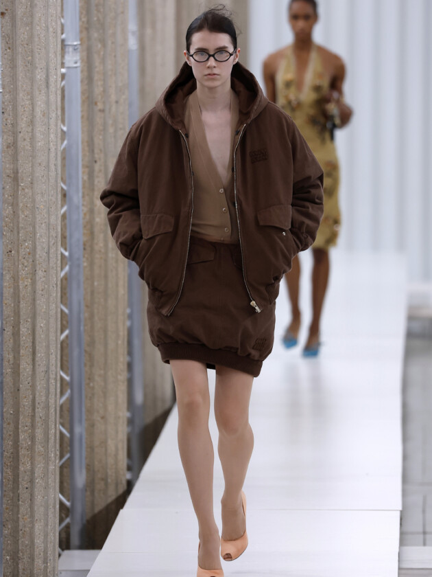 O boom dos conjuntos na moda: 10 estilos para ficar de olho A tendência dos conjuntos femininos: Miu Miu apresenta conjunto marrom com jaqueta bomber e saia volumosa no inverno 2023