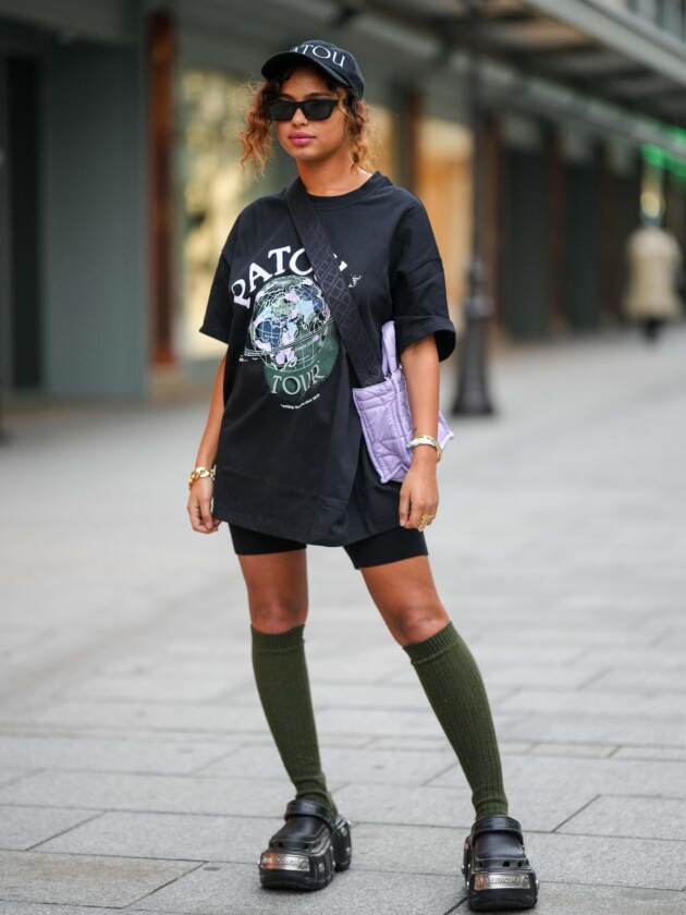 Como usar meias para tirar seu look do básico Meia 3/4 colorida é usada com camiseta ilustrada e biker shorts