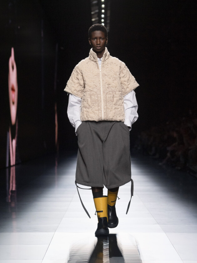 Modelo no desfile de moda masculina inverno 2023 da Dior Men, na Paris Fashion Week.