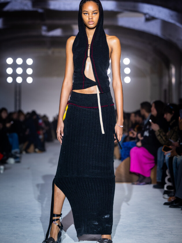 O boom dos conjuntos na moda: 10 estilos para ficar de olho A tendência dos conjuntos femininos: Modelo da Ottolinger usa conjunto de blusa e saia que se assemelha a um vestido
