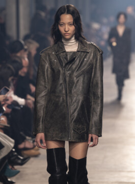 Os principais casacos e jaquetas do próximo inverno Modelo desfila com jaqueta biker em couro com aparência envelhecida no inverno 2023 de Isabel Marant