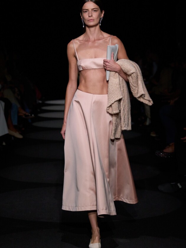 NYFW verão 2024: 10 tendências e mais uns pitacos Look tendência da NYW verão 2024.