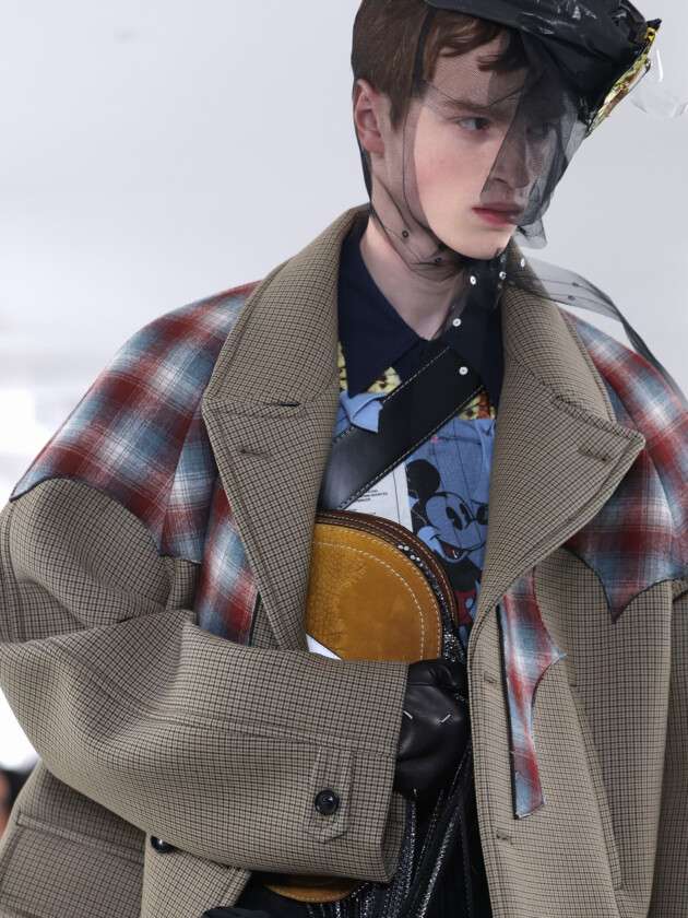 Os principais assuntos, tendências e coleções da semana de moda masculina de Paris Modelo no desfile de moda masculina inverno 2023 da Maison Margiela, na Paris Fashion Week.