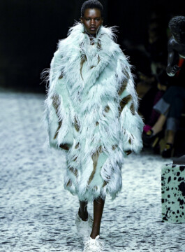 = Modelo da Bottega Venetta desfile com casaco de pelinhos comprido na passarela de inverno 2023
