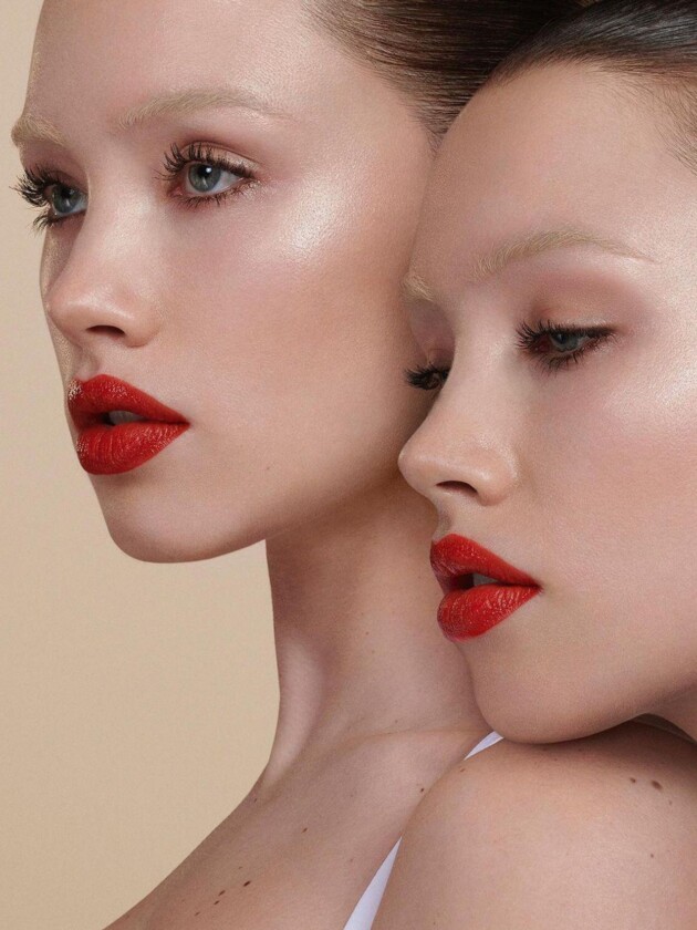 Sobrancelhas descoloridas: tá on! Isamaya Ffrench estrela a campanha de Valentine's day da Burberry Beauty com as sobracelhas descoloridas.