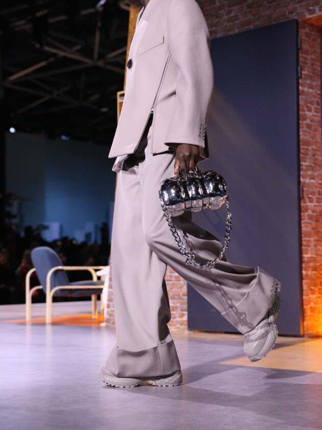 Modelo no desfile de moda masculina inverno 2023 da Louis Vuitton, na Paris Fashion Week.