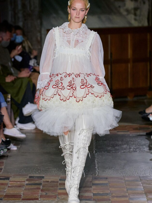 Comemorando 10 anos de marca, Simone Rocha aborda maternidade em desfile