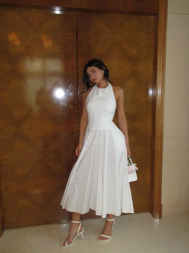 A evolução do estilo de Kylie Jenner Kylie Jenner usa vestido mídi com saia rodada branco