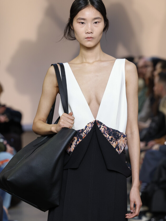 Do macro ao míni, veja as principais tendências do inverno 2023 Modelo no desfile de inverno 2023 da Proenza Schouler, na New York Fashion Week.