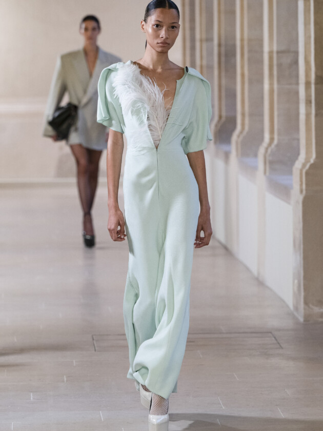 Do macro ao míni, veja as principais tendências do inverno 2023 Modelo no desfile de inverno 2023 da Victoria Beckham, na Paris Fashion Week.